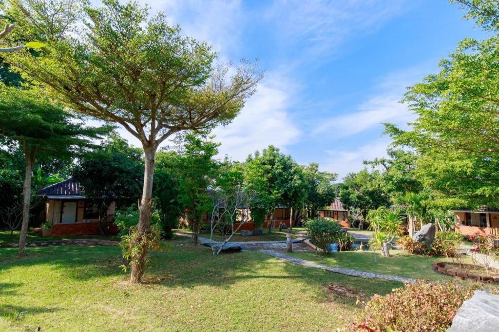 Dusit Talai Resort Mu Si Exterior photo